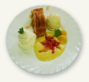 Warmer Apfelstrudel mit Eis und Sahne